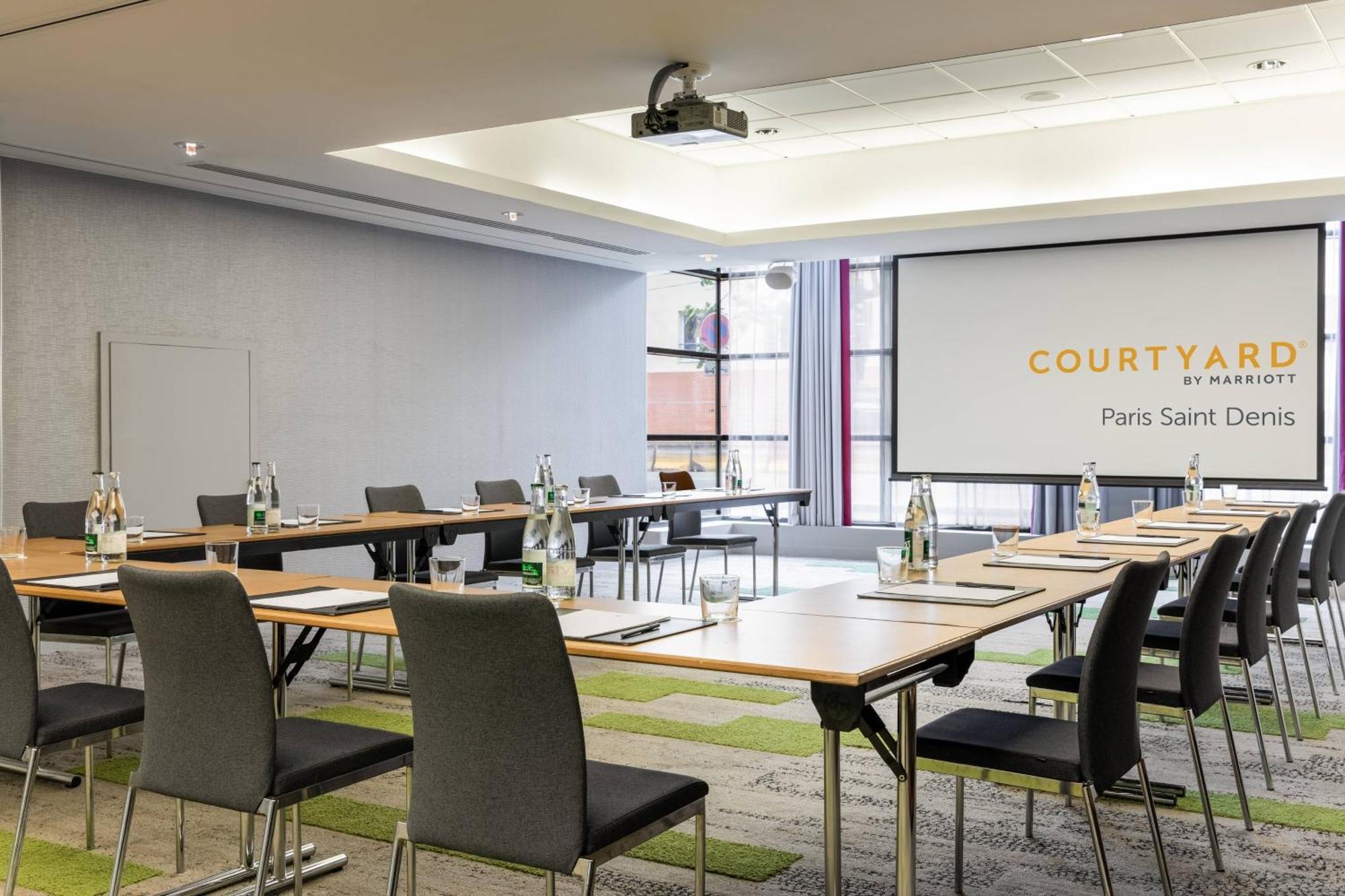 Hotel Courtyard By Marriott Paris Saint Denis Esterno foto