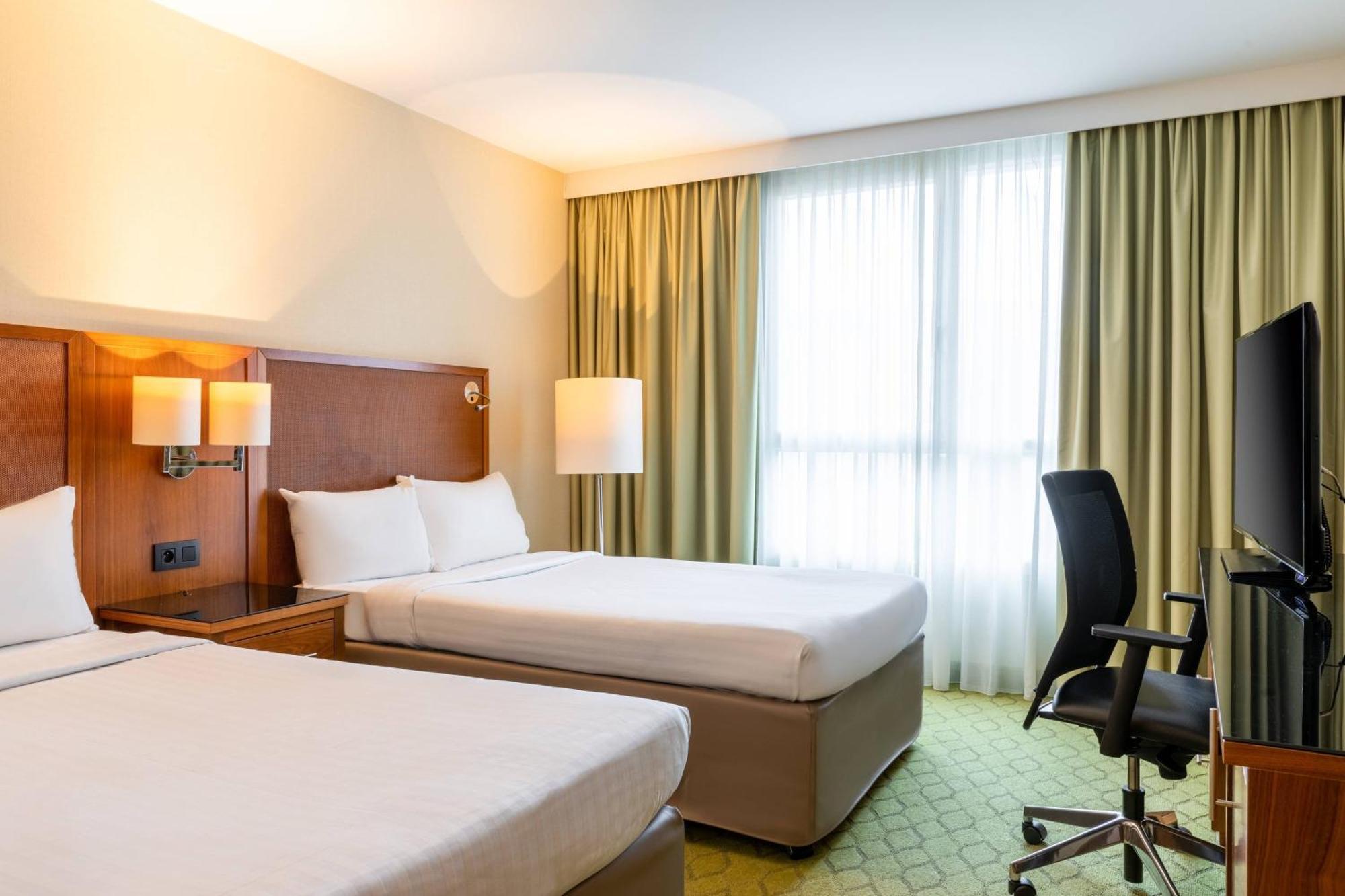 Hotel Courtyard By Marriott Paris Saint Denis Esterno foto
