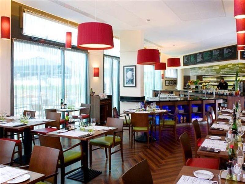 Hotel Courtyard By Marriott Paris Saint Denis Esterno foto